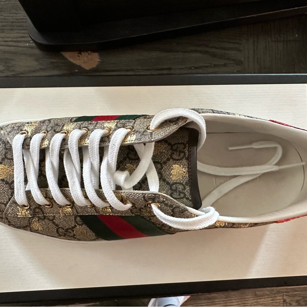 Gucci Ace GG Supreme 'Bees Gold bees Beige logo red and green stripe mens 10 EUC